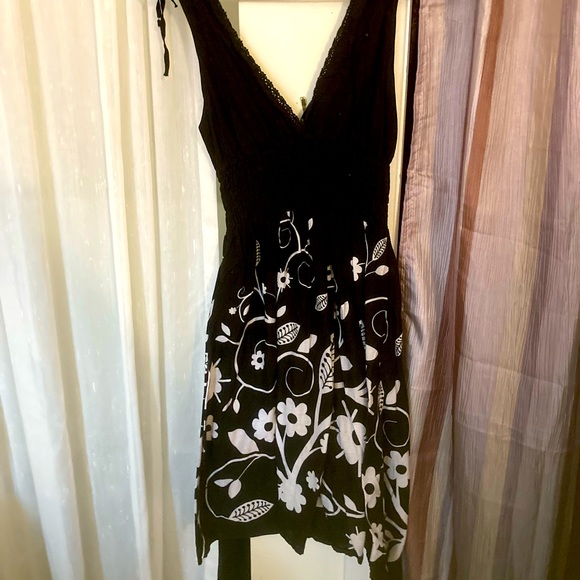 V Neck, Black with White Flower Pattern, Short Sleeve Dress. - Picture 1 of 2